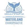 Badge met walvisstaart en de tekst Proudly a Part of Waterland Chiropractie in lichtblauw